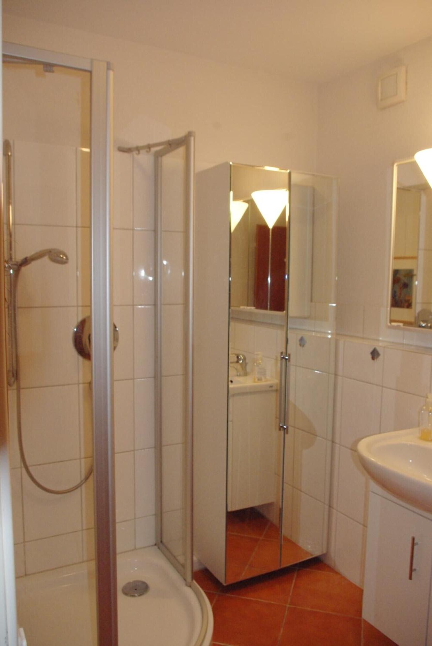 Dusche, Haartrockner, Handtücher