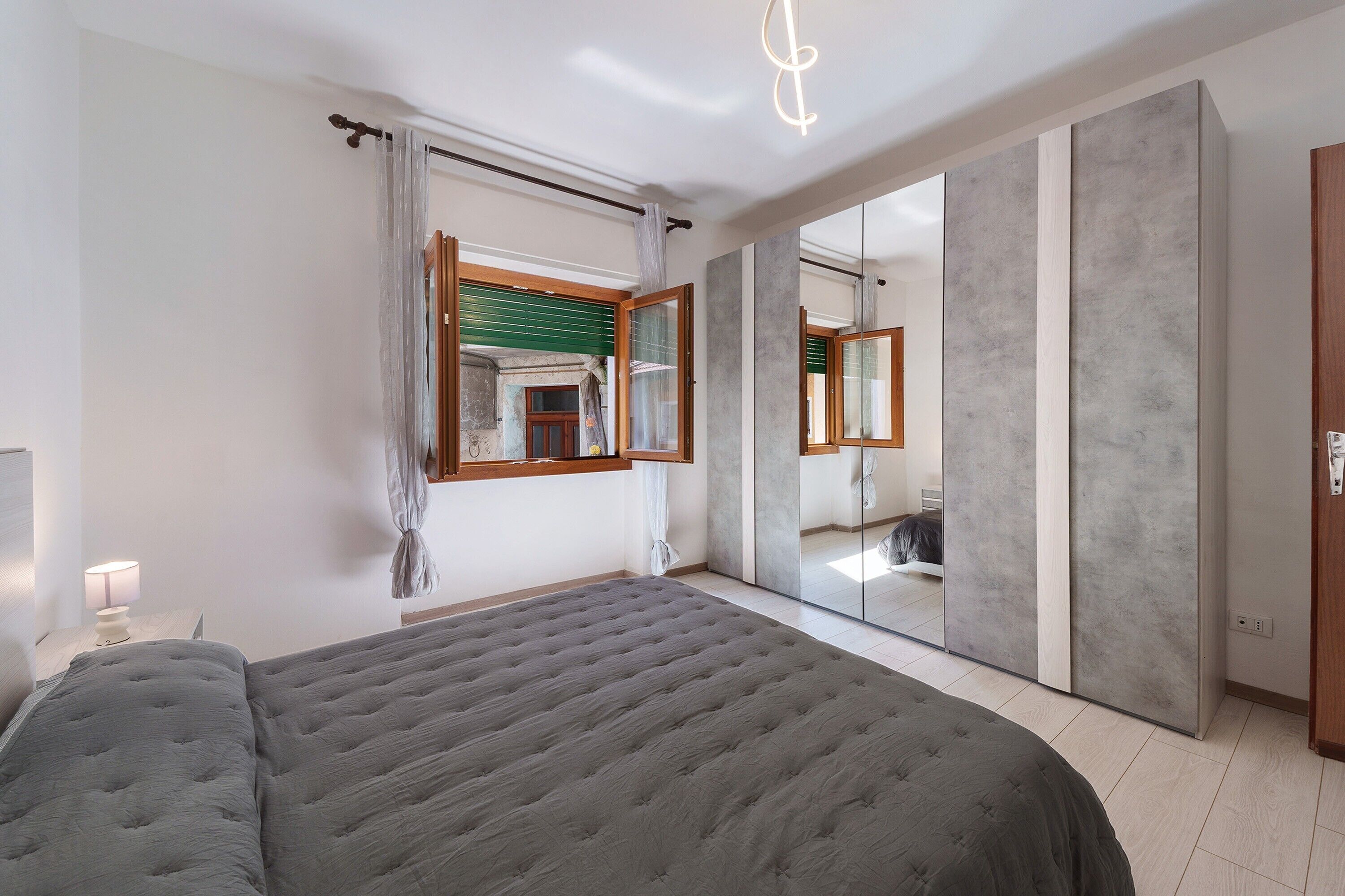WiFi, bed sheets