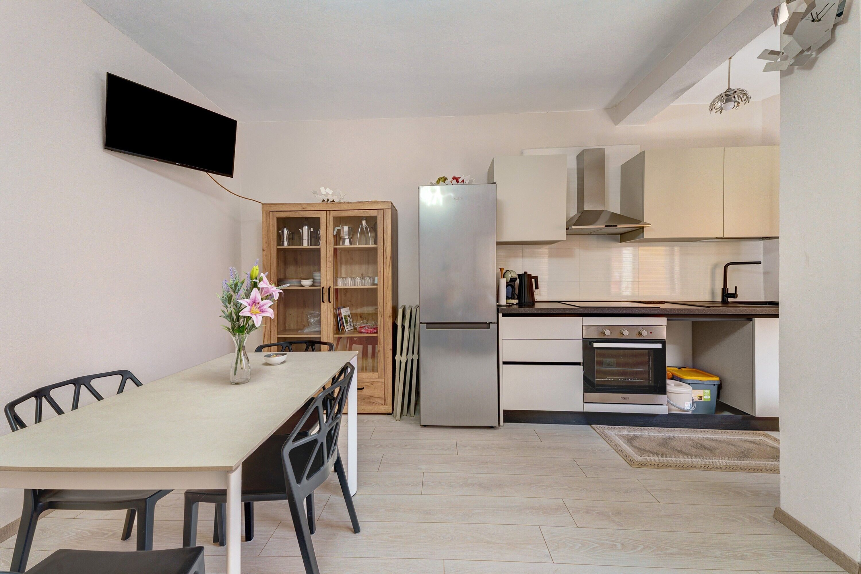 Fridge, oven, stovetop, coffee/tea maker