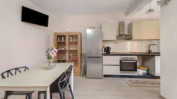 Fridge, oven, stovetop, coffee/tea maker
