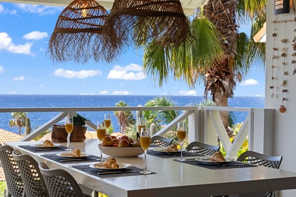 Outdoor dining - Boca Gentil Sunrise 8: Magnificent Ocean View (Jan Thiel)