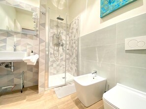 Een haardroger, handdoeken, zeep, toiletpapier
