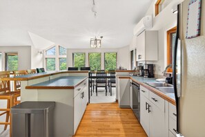 Wasserkocher mit Kaffee-/Teezubehör, Kühlschrank, Mikrowelle, Herdplatte