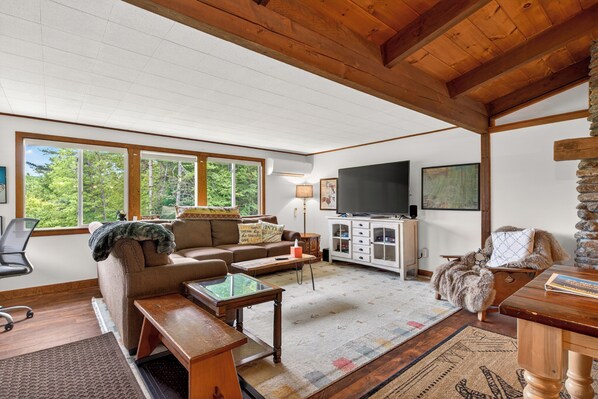 Living area - Comfortable 3 bed 2 bath in the heart of Killington (Killington)