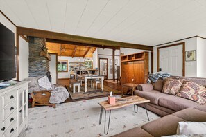 Living area - Comfortable 3 bed 2 bath in the heart of Killington (Killington)