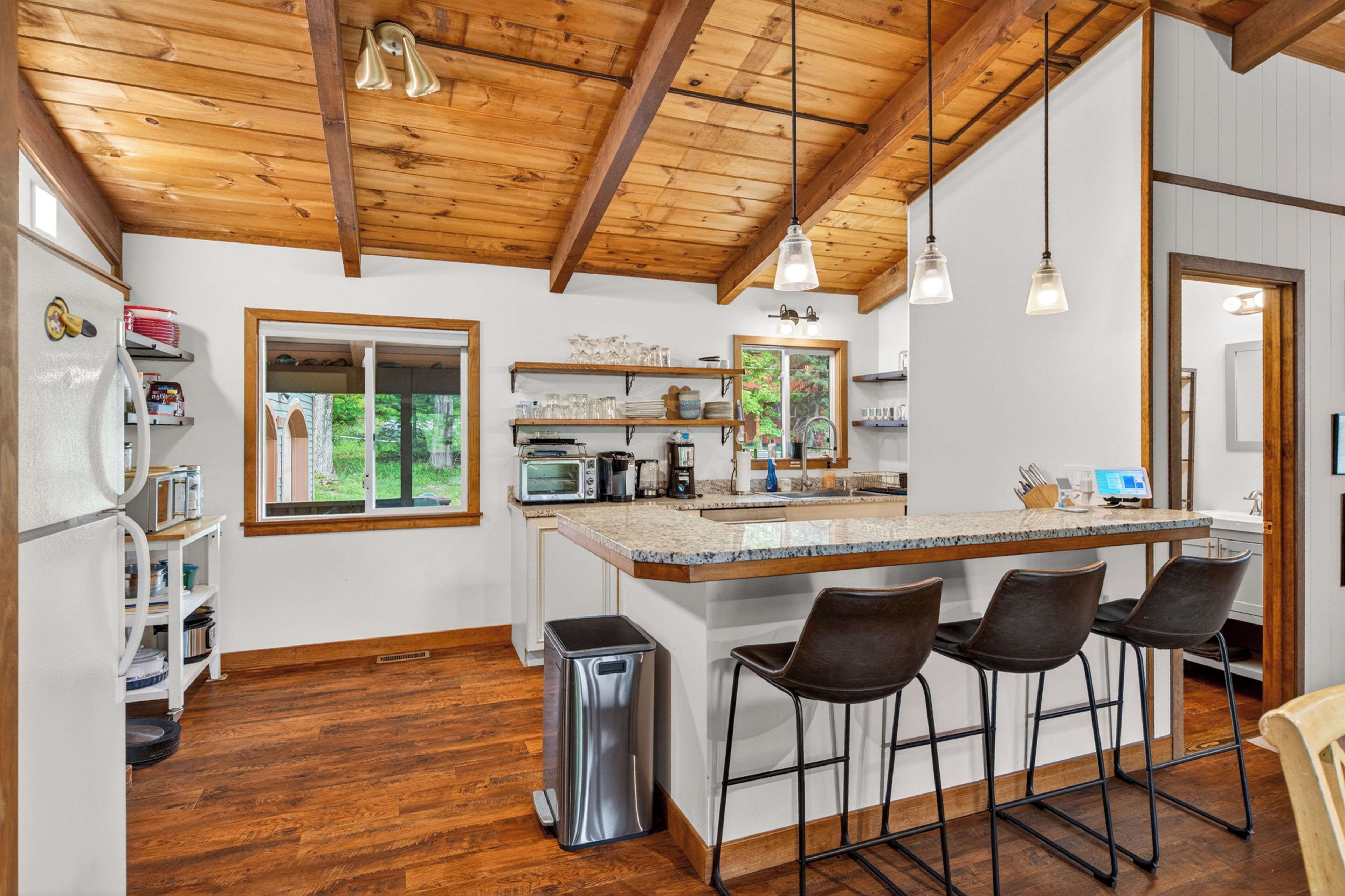 Coffee/tea maker, fridge, microwave, stovetop