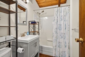 Bathroom - Comfortable 3 bed 2 bath in the heart of Killington (Killington)