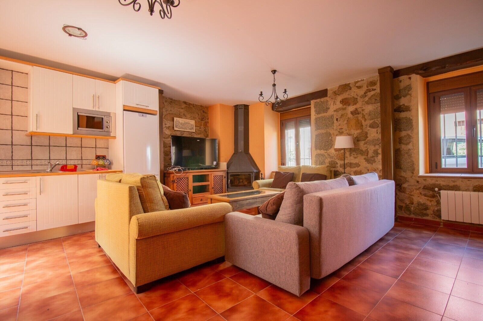 Una televisión, una chimenea, una mesa de tenis de mesa