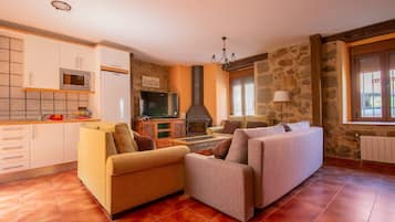 Una televisión, una chimenea, una mesa de tenis de mesa