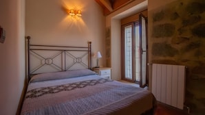Ein Schlafzimmer mit Bett, Nachttischlampe und einem Fenster mit Blick.