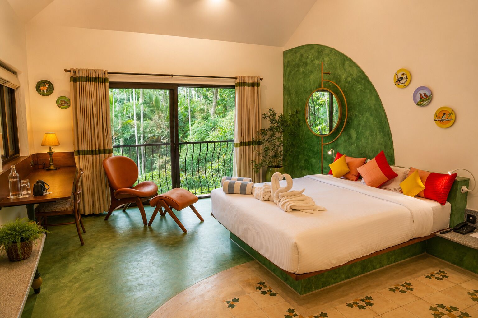 Une chambre d’hôtel comprenant un lit, un bureau, une chaise, une fenêtre avec des rideaux, un mur d’accent vert et une petite table avec une lampe.