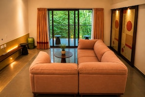 Luxury Suite, Pool View | Living area