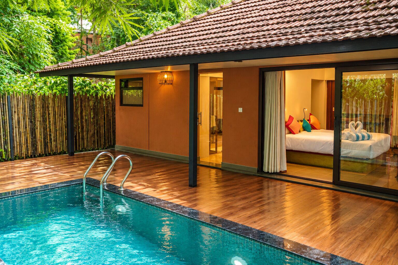 Lyxsvit - utsikt mot poolen | Privat pool