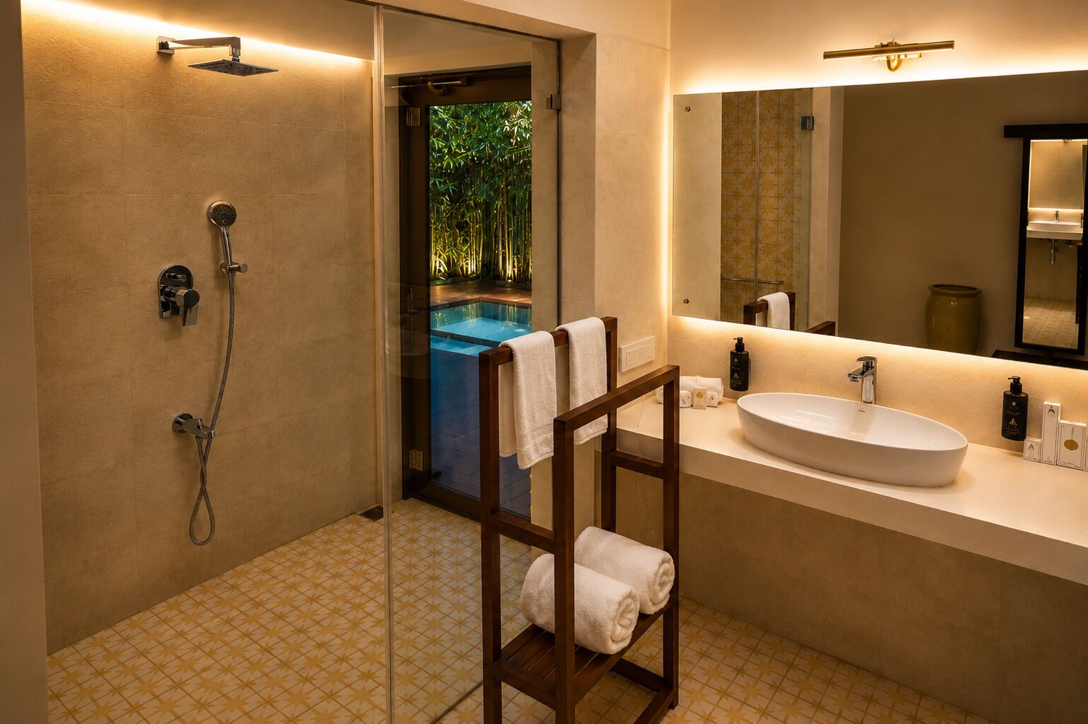 Un baño moderno con ducha a ras de suelo, un espejo grande y un lavabo.