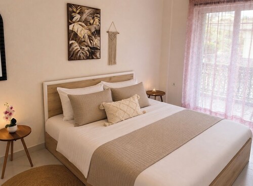 Whole Holiday Home with 4,000m² Private Fenced Garden