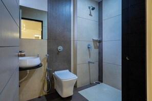 Chambre Deluxe, vue ville | Salle de bain | Douche, serviettes fournies, savon, shampoing