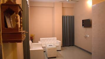 Deluxe Room, City View | Ruang tamu