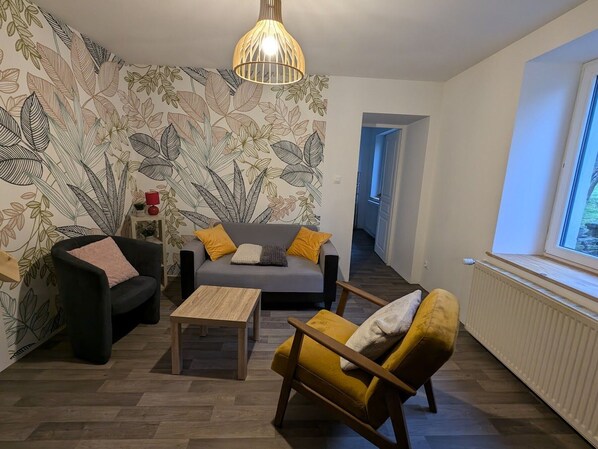 Living area - Comfortable lodge in Vôge forest with WiFi and parking (Trémonzey)