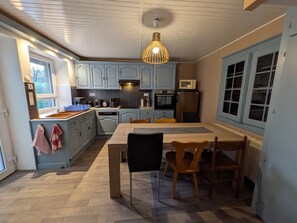 Dining - Comfortable lodge in Vôge forest with WiFi and parking (Trémonzey)