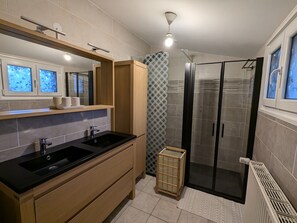Bathroom - Comfortable lodge in Vôge forest with WiFi and parking (Trémonzey)