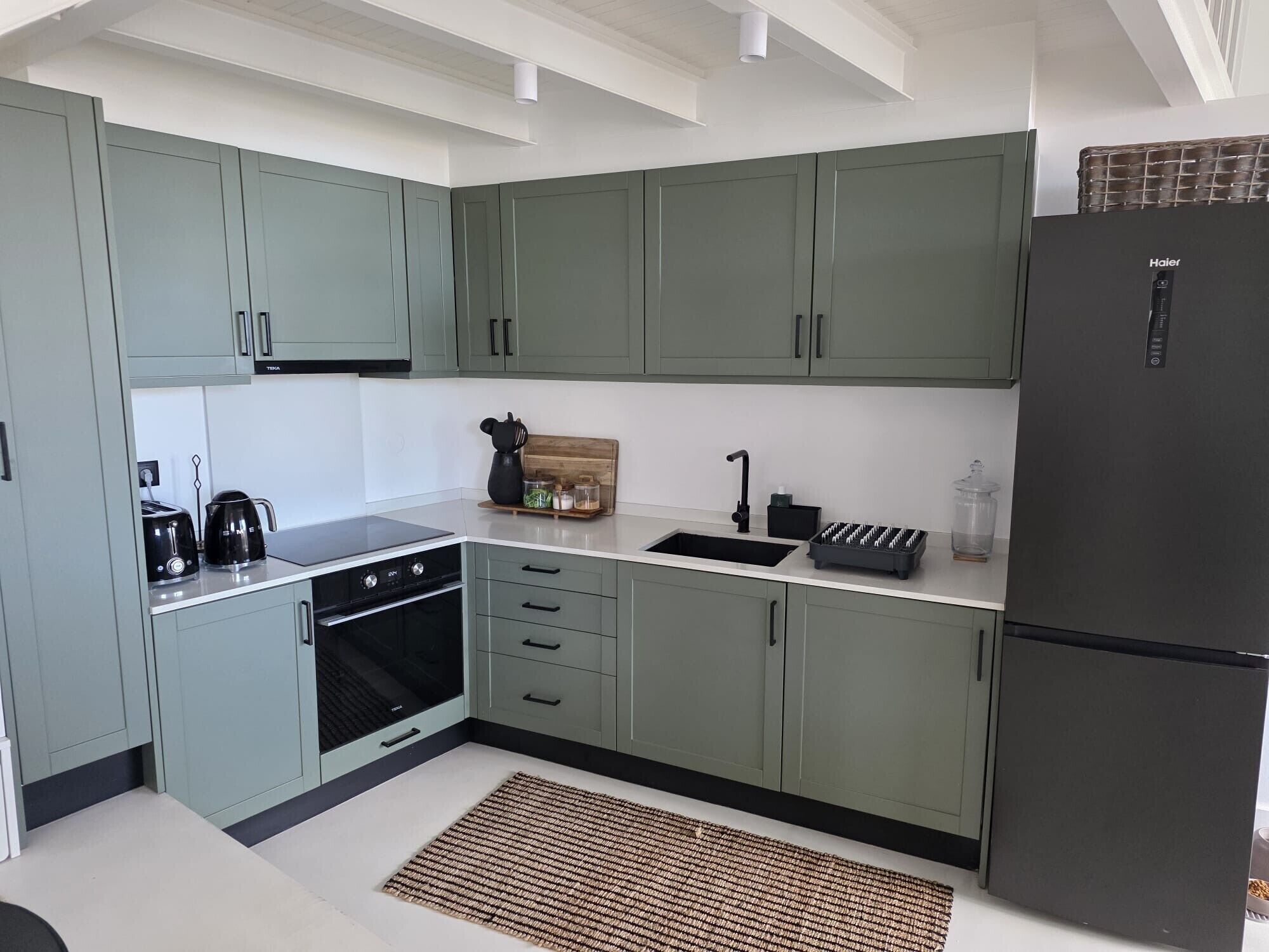 Fridge, oven, stovetop, coffee/tea maker