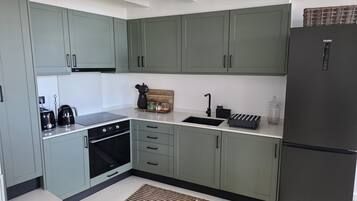 Fridge, oven, stovetop, coffee/tea maker
