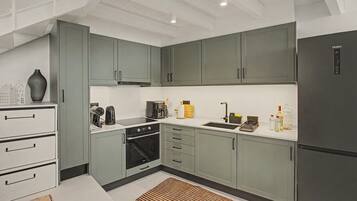 Coffee/tea maker, fridge, oven, stovetop