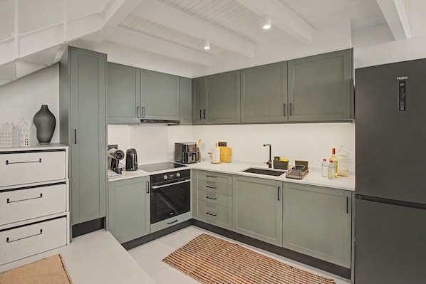 Coffee/tea maker, fridge, oven, stovetop