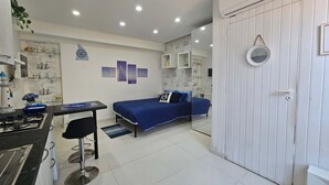 Ein Schlafzimmer mit Bett, Schreibtisch, Stuhl und Kleiderschrank.