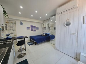Ein Schlafzimmer mit Bett, Schreibtisch, Stuhl und Kleiderschrank.
