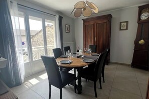 Dining - A charming house in the heart of the village with a garden and private parking (Villeréal)