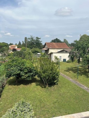 Property grounds - A charming house in the heart of the village with a garden and private parking (Villeréal)