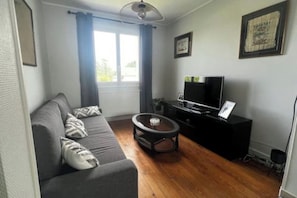 Living area - A charming house in the heart of the village with a garden and private parking (Villeréal)