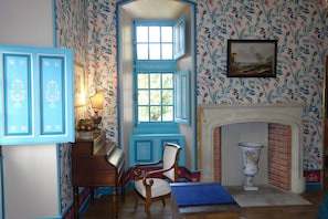 Interior - Explorer’s Room at Château de Château l'Evêque (Château-l'Évêque)