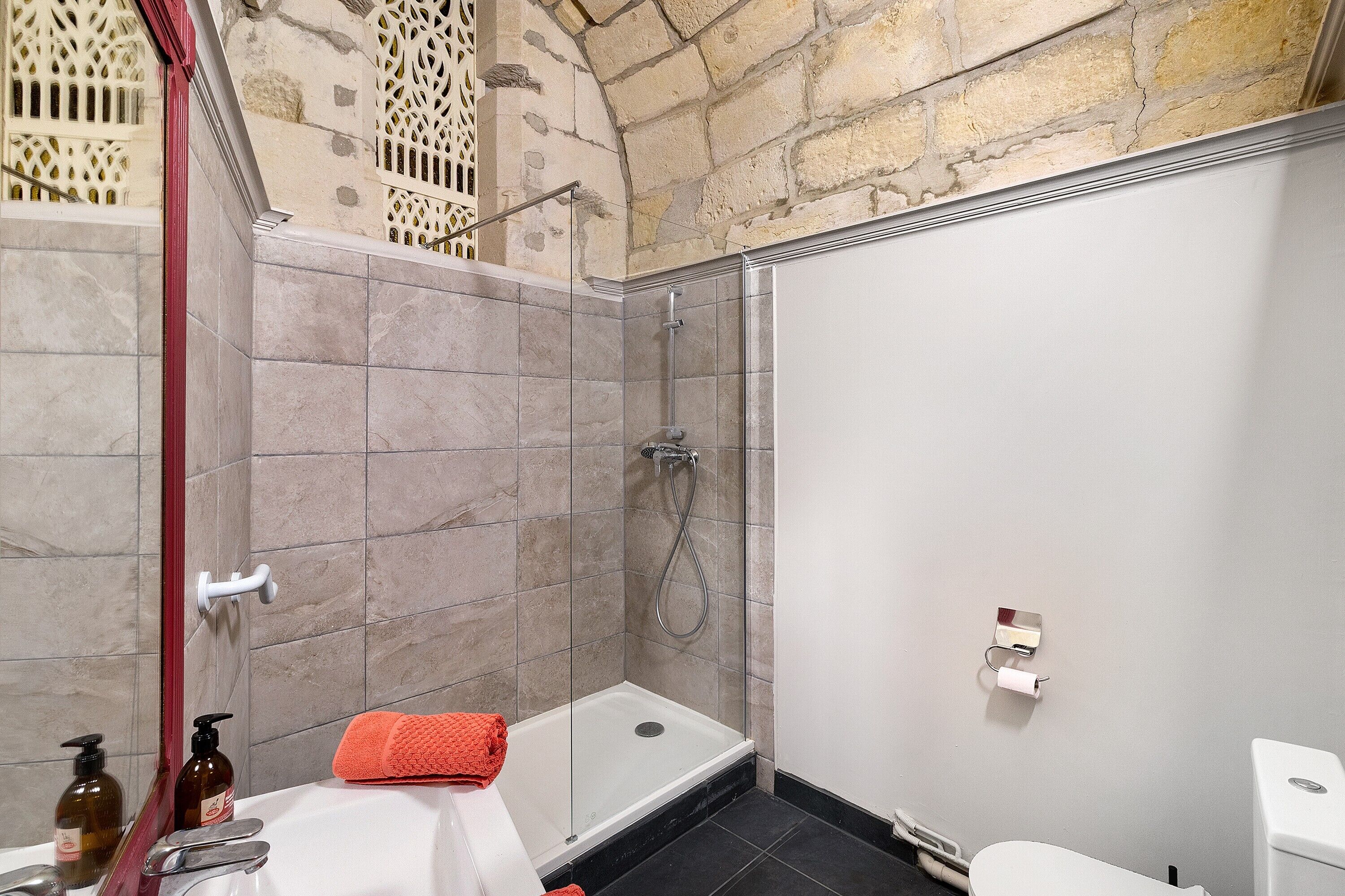 Douche, serviettes fournies