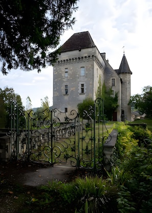 Property grounds - Explorer’s Room at Château de Château l'Evêque (Château-l'Évêque)