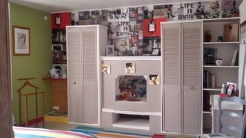 1 bedroom, bed sheets
