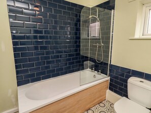 Bathroom - FLODDEN APARTMENT, pet friendly, with a garden in Wooler (Wooler)