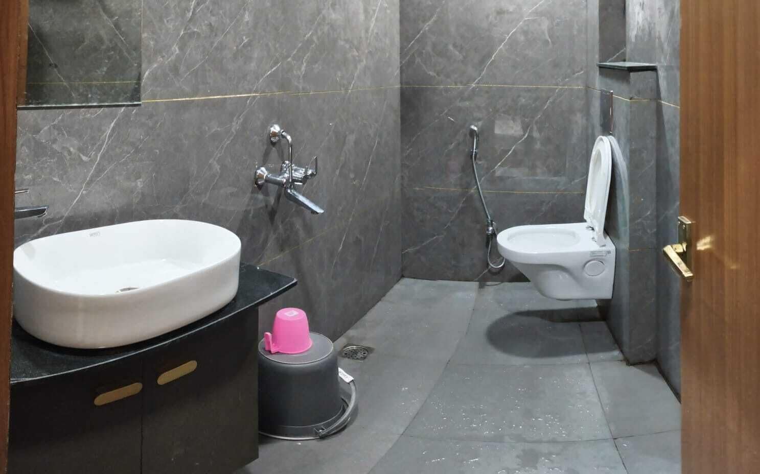 Deluxe Double Room | Bathroom | Shower, bidet, towels, soap