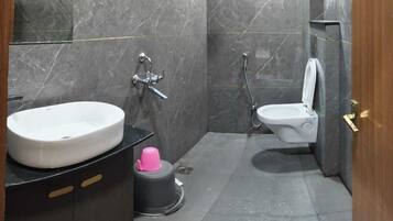 Deluxe Double Room | Bathroom | Shower, bidet, towels, soap