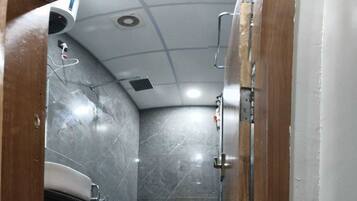 Deluxe Double Room | Bathroom | Shower, bidet, towels, soap