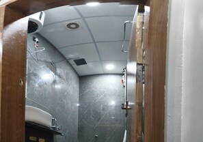 Kamar Double Deluks | Kamar mandi | Shower, handuk, sabun, dan sampo