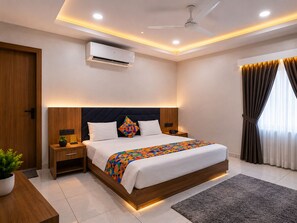 Una habitación de hotel moderna con una cama grande, mesitas de noche, un equipo de aire acondicionado, un ventilador de techo y una ventana con cortinas.