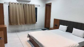 Deluxe Double Room | Desk, WiFi (free), bed sheets