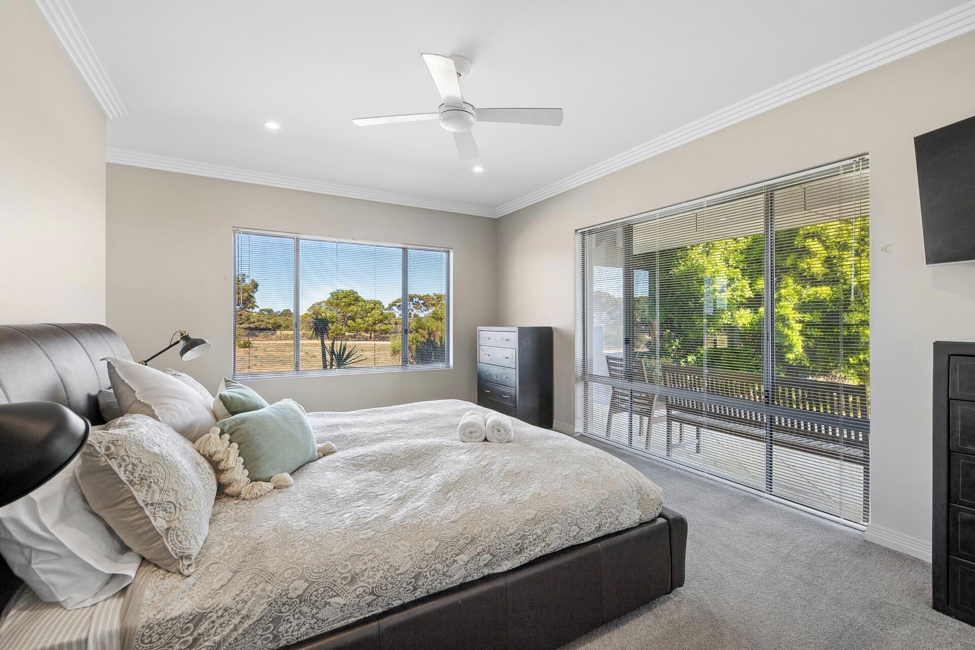 5 bedrooms, iron/ironing board, WiFi, bed sheets