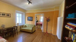 TV - 'Casa Avisio', private garden, Wi-Fi, and ski slopes nearby (Castello-Molina di Fiemme)