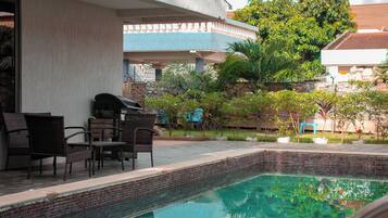 Una piscina al aire libre