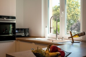 Kühlschrank, Mikrowelle, Ofen, Herdplatte