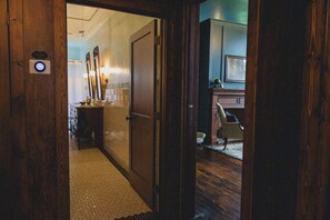 Un interior de madera con una puerta que da a un baño y una sala de estar.