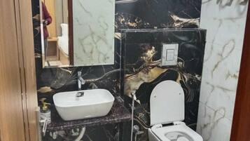 Family Studio Suite, City View | Bathroom